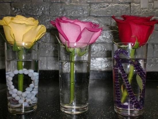Чтобы букет роз долго простоял. Цветы которые долго стоят в воде. Чтобы розы дольше стояли в вазе с водой. Розы зеленого цвета долго стоят в вазе. Что добавить в воду чтобы розы дольше стояли в вазе в домашних.