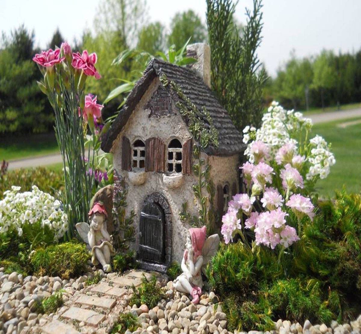 Сказочная жизнь в собственном саду при помощи декоративных домиков