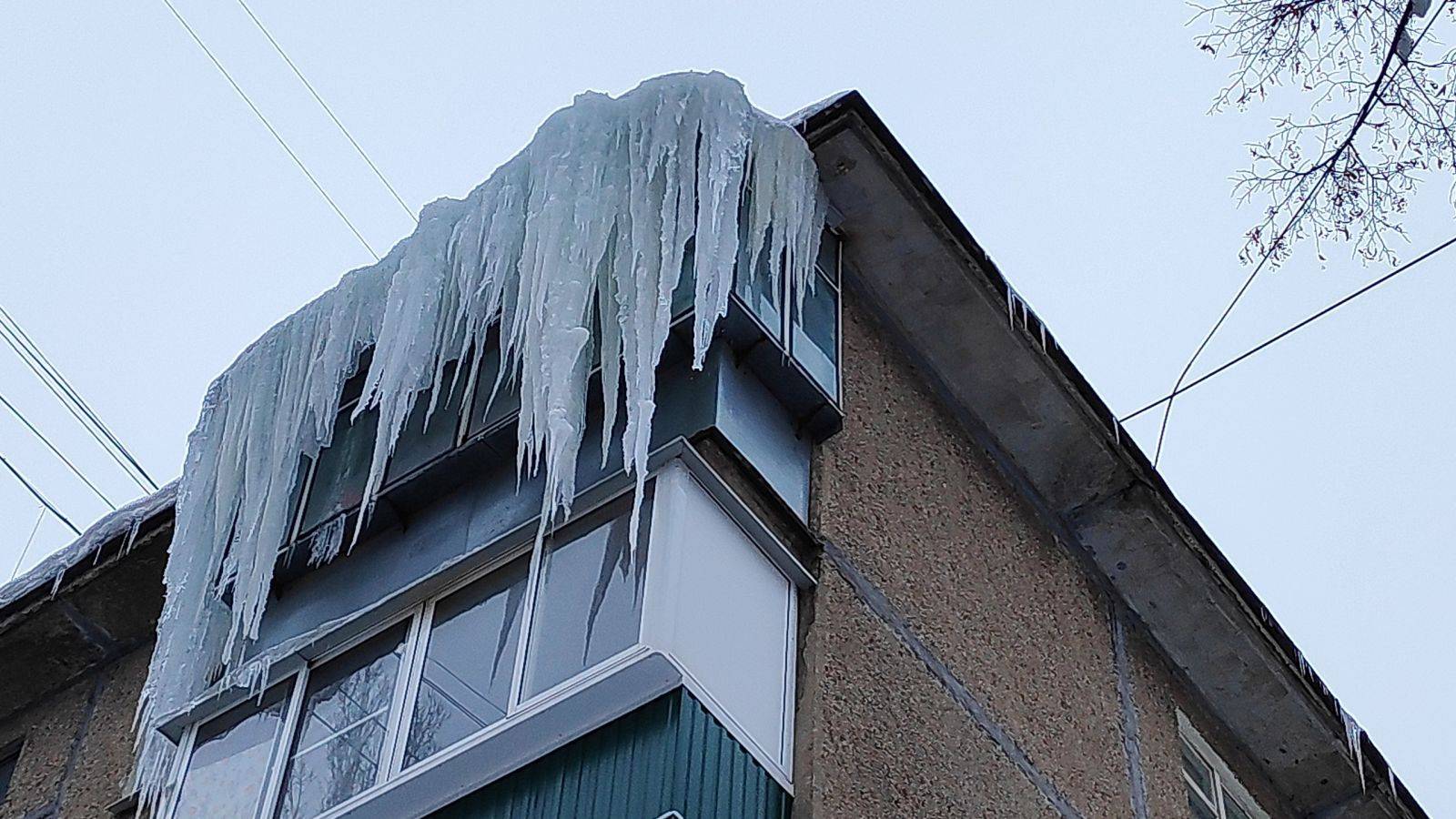 Почему замерзают окна на балконе зимой: причины и что делать