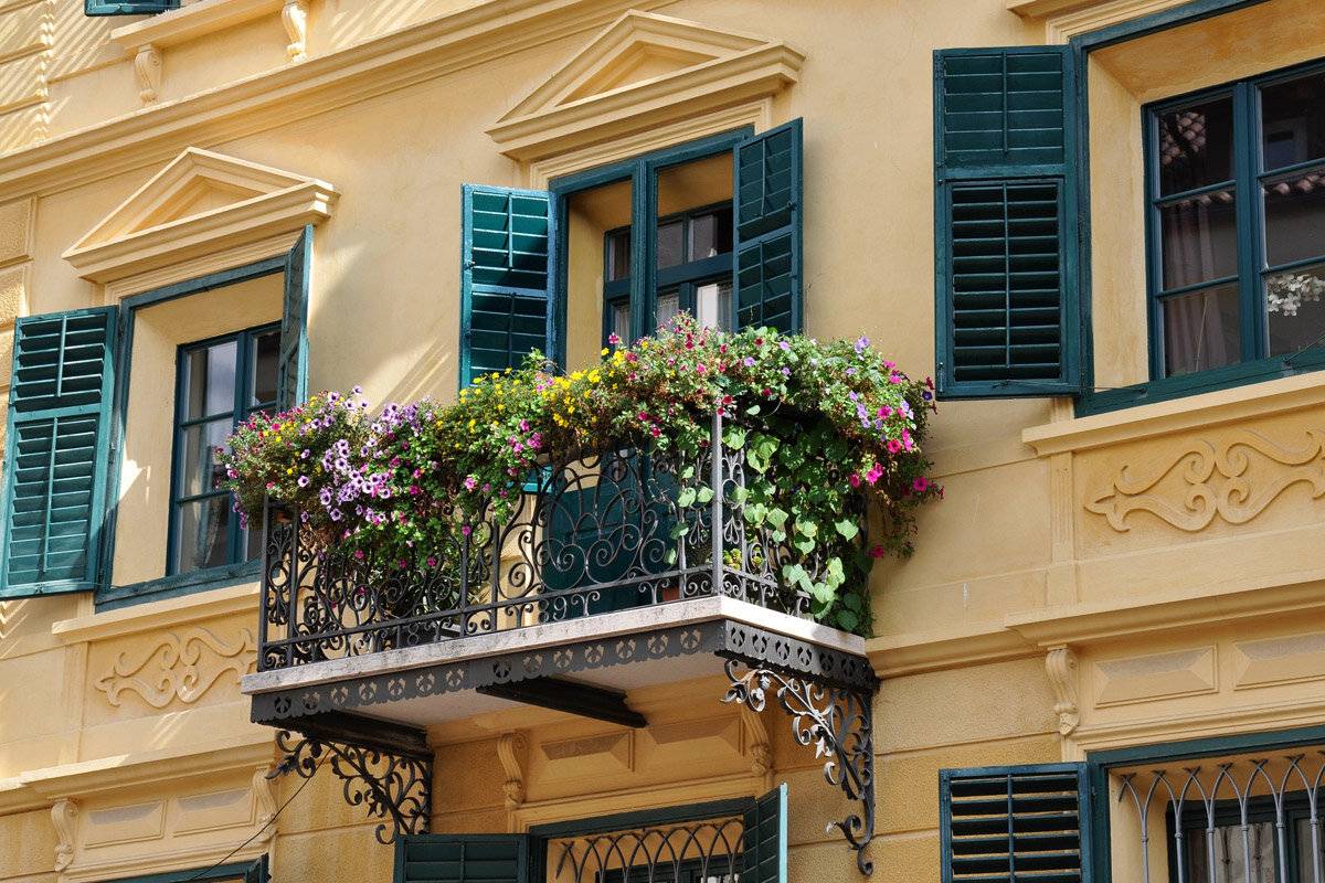 Балконы и террасы в частных домах и коттеджах: виды, проекты, дизайн